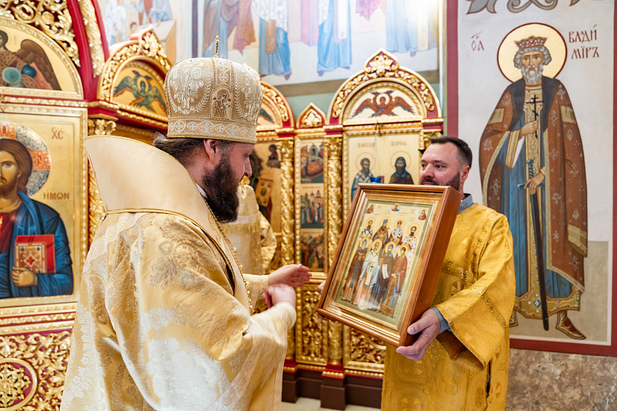 Божественная литургия в Никольском храме посёлка Володарского Ленинского г.о. в день перенесения мощей святителя Николая Чудотворца